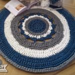 Alfombra de trapillo echa con nudos redonda mandala hecha a mano en trapillo grueso azul, gris y blanca de 105 cm. en crochet