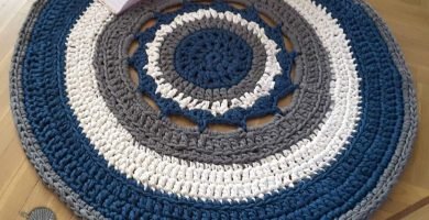 Alfombra de trapillo echa con nudos redonda mandala hecha a mano en trapillo grueso azul, gris y blanca de 105 cm. en crochet